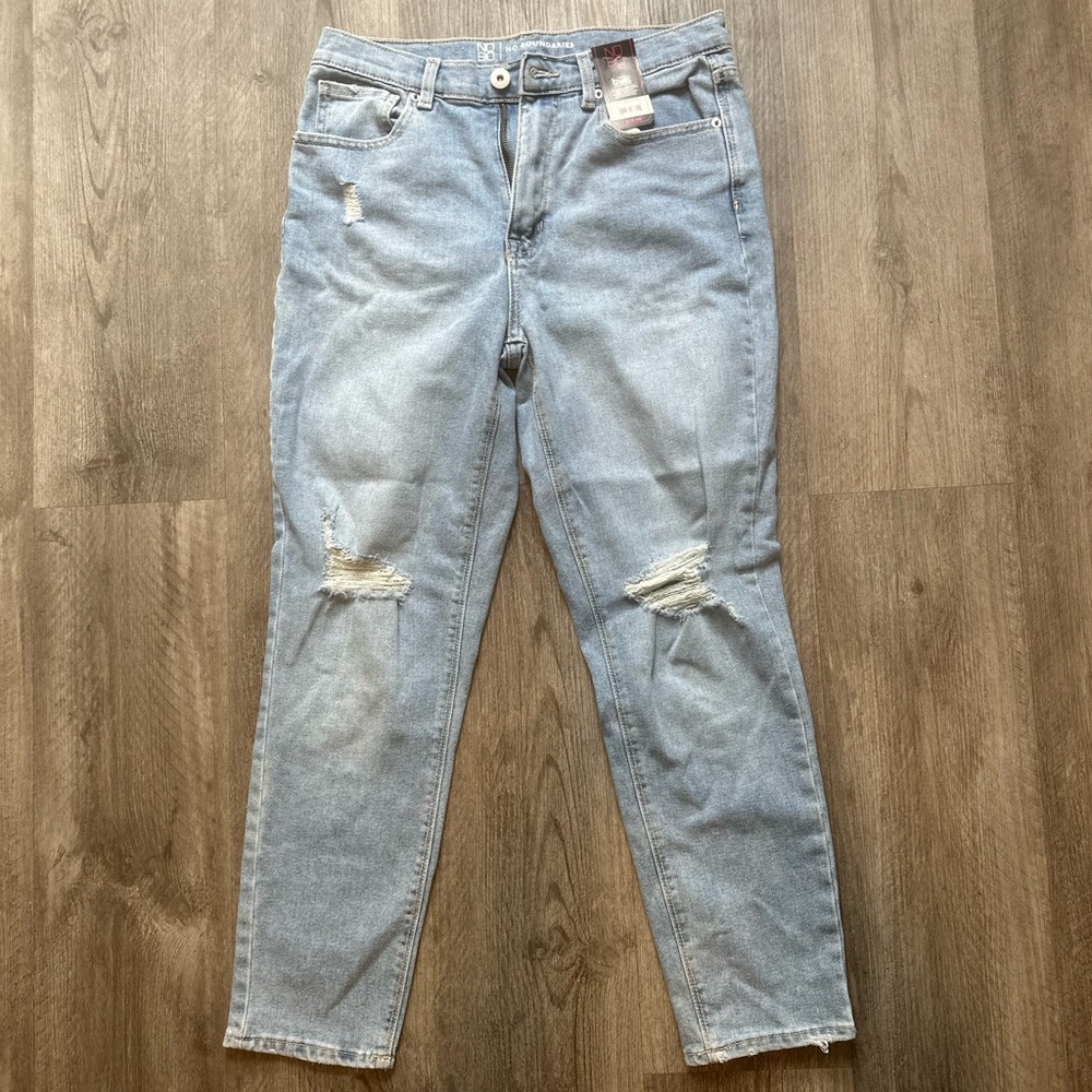 Woman’s No Boundaries NWT ripped jeans